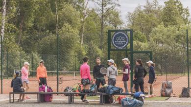 Mathildedalin keskuspuiston tenniskenttä.