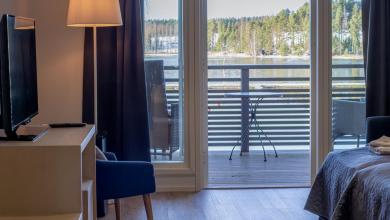 Mathildan Marinan yläkerran hotellihuone merinäkymällä parvekkeelta