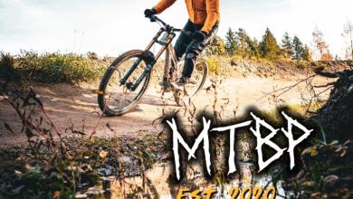 Alamäkipyöräilijä pyöräreitillä Meri-Teijo Bike Parkilla.
