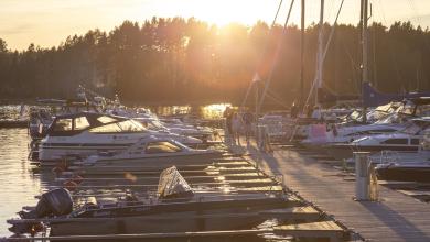 Mathildan Marina laituri kesäilta ihmisiä juhannus