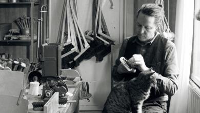 Korimestari pajalla, kissa sylissä