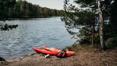 Kaksi kajakkia Matildajärven rannalla