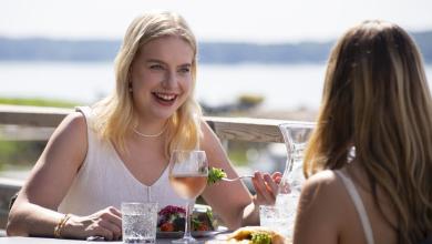 Mathildan Marinan terassi naiset ruokailevat
