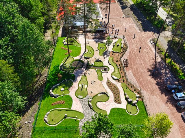 Kuva on otettu ilmasta. Kuvassa näkyy Mathildedalin Keskuspuiston minigolf kenttä sekä puita. 