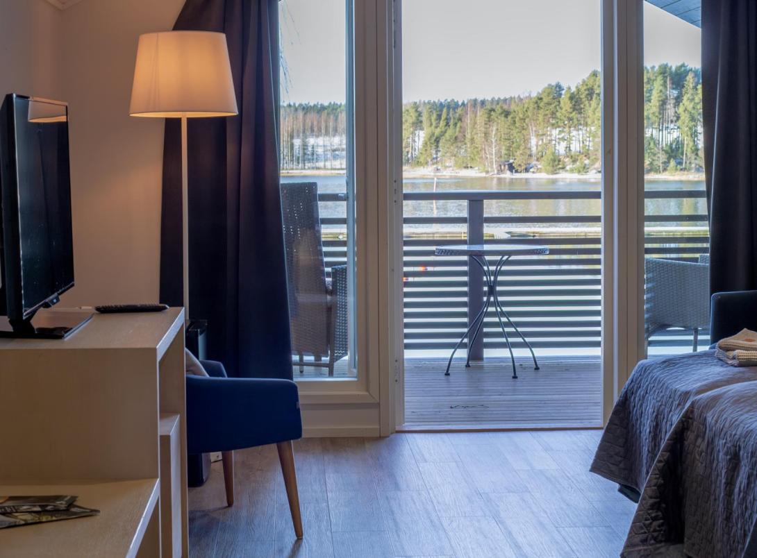 Mathildan Marinan yläkerran hotellihuone merinäkymällä parvekkeelta