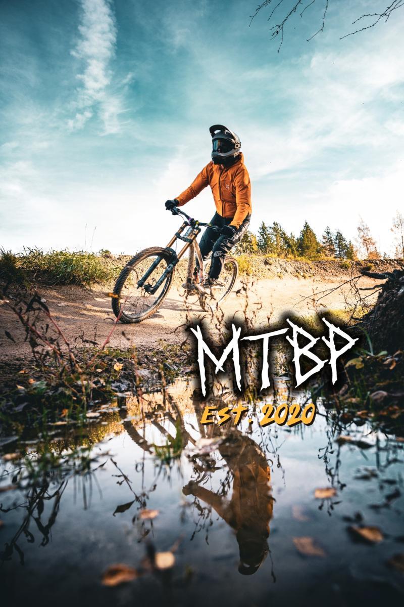 Alamäkipyöräilijä pyöräreitillä Meri-Teijo Bike Parkilla.