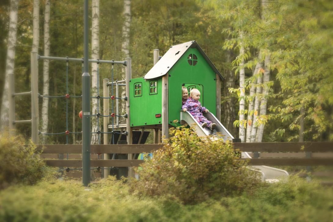 Lapset leikkipuistossa.