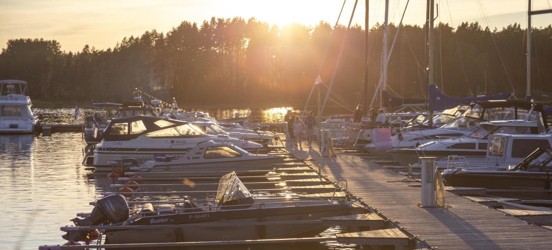 Mathildan Marina laituri kesäilta ihmisiä juhannus