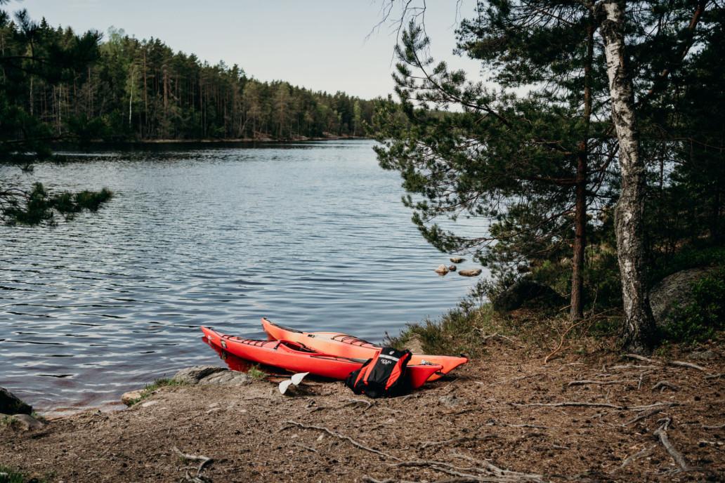Kaksi kajakkia Matildajärven rannalla